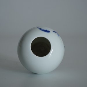 A Chinese blue and white scholar’s vase with a great reed warbler among reed, signed Wang Bu (1898–1968) — 照片 11
