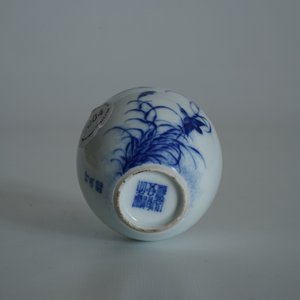 A Chinese blue and white scholar’s vase with a great reed warbler among reed, signed Wang Bu (1898–1968) — 照片 12