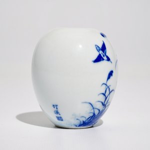A Chinese blue and white scholar’s vase with a great reed warbler among reed, signed Wang Bu (1898–1968) — 照片 4