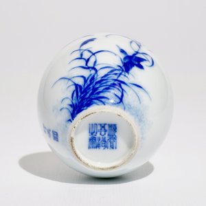 A Chinese blue and white scholar’s vase with a great reed warbler among reed, signed Wang Bu (1898–1968) — 照片 6