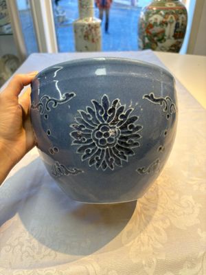 A Chinese blue and white scroll pot with Buddhist flower design, 18/19th C. — photo 1