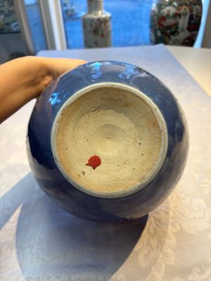 A Chinese blue and white scroll pot with Buddhist flower design, 18/19th C. — photo 11