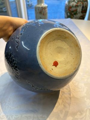 A Chinese blue and white scroll pot with Buddhist flower design, 18/19th C. — photo 14