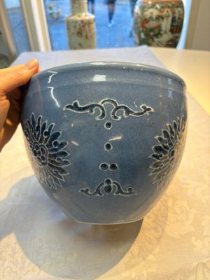 A Chinese blue and white scroll pot with Buddhist flower design, 18/19th C. — photo 2