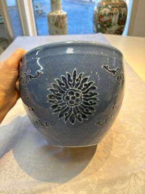 A Chinese blue and white scroll pot with Buddhist flower design, 18/19th C. — photo 3