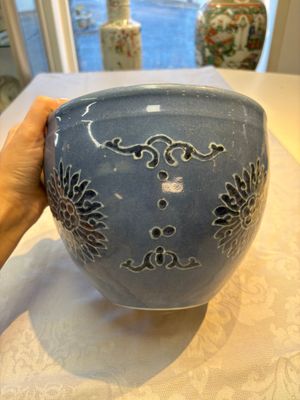 A Chinese blue and white scroll pot with Buddhist flower design, 18/19th C. — photo 4