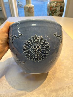 A Chinese blue and white scroll pot with Buddhist flower design, 18/19th C. — photo 5