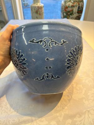 A Chinese blue and white scroll pot with Buddhist flower design, 18/19th C. — photo 6