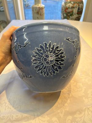 A Chinese blue and white scroll pot with Buddhist flower design, 18/19th C. — photo 7
