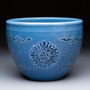 A Chinese blue and white scroll pot with Buddhist flower design, 18/19th C. — photo 1