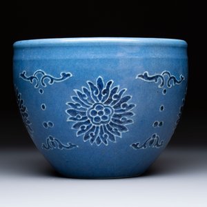 A Chinese blue and white scroll pot with Buddhist flower design, 18/19th C. — photo 2
