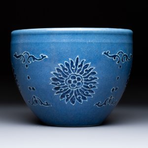 A Chinese blue and white scroll pot with Buddhist flower design, 18/19th C. — photo 3