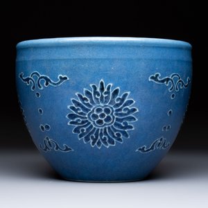 A Chinese blue and white scroll pot with Buddhist flower design, 18/19th C. — photo 4
