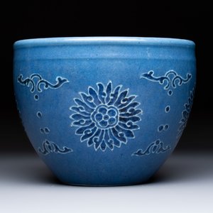 A Chinese blue and white scroll pot with Buddhist flower design, 18/19th C. — photo 5
