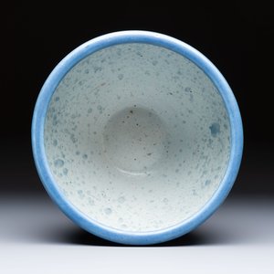 A Chinese blue and white scroll pot with Buddhist flower design, 18/19th C. — photo 6