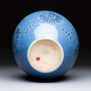 A Chinese blue and white scroll pot with Buddhist flower design, 18/19th C. — photo 7