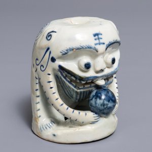 A Chinese blue and white scroll weight, 18/19th C. — 照片 1