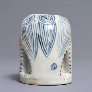 A Chinese blue and white scroll weight, 18/19th C. — 照片 4