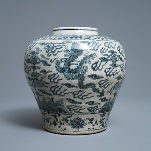 A Chinese blue and white 'sea dragon and flying horses' vase, Ming — 照片 1