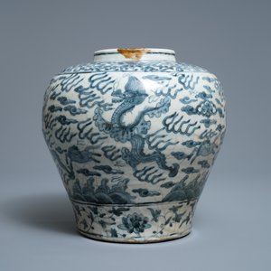 A Chinese blue and white 'sea dragon and flying horses' vase, Ming — 照片 4