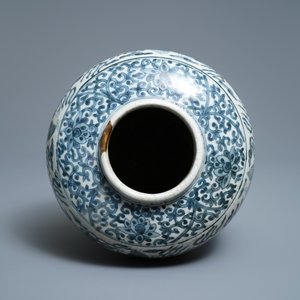 A Chinese blue and white 'sea dragon and flying horses' vase, Ming — 照片 5