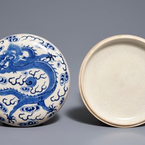 A Chinese blue and white seal paste box with dragon design, Kangxi mark, 19th. C. — 照片 3