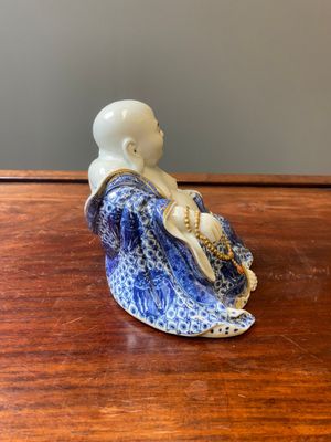 A Chinese blue and white seated Buddha, You Lin Ji Zao 游林記造 mark, Republic — 照片 2