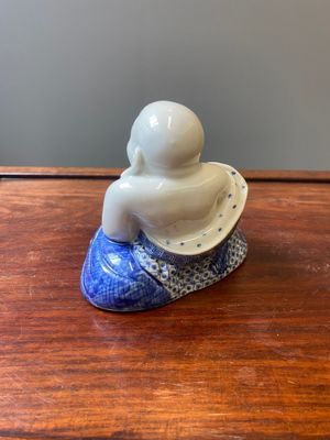A Chinese blue and white seated Buddha, You Lin Ji Zao 游林記造 mark, Republic — 照片 3