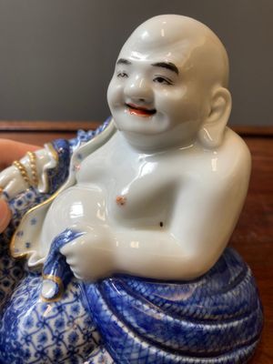 A Chinese blue and white seated Buddha, You Lin Ji Zao 游林記造 mark, Republic — 照片 5