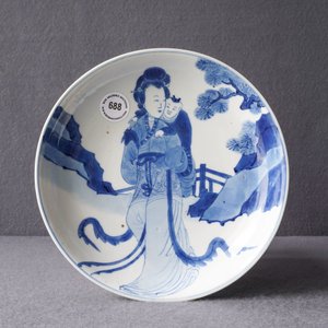 A Chinese blue and white semi-eggshell plate with a lady carrying a child, Kangxi — photo 3