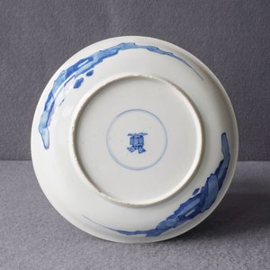 A Chinese blue and white semi-eggshell plate with a lady carrying a child, Kangxi — photo 4