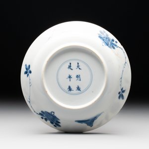A Chinese blue and white 'Sense of Smell' plate and an 'Amorous Shepherds' plate, Kangxi — photo 5