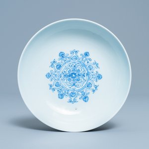 A Chinese blue and white shallow bowl, Yongzheng mark, 19th C. — photo 1
