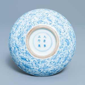 A Chinese blue and white shallow bowl, Yongzheng mark, 19th C. — photo 2
