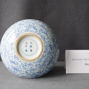 A Chinese blue and white shallow bowl, Yongzheng mark, 19th C. — photo 5