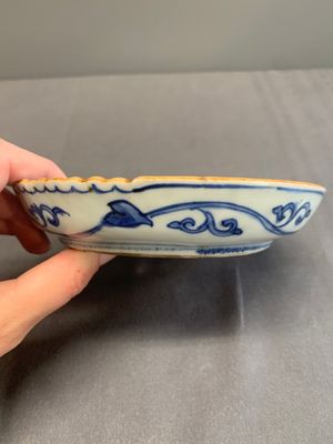 A Chinese blue and white shonzui ko-sometsuke dish with birds and calligraphy for the Japanese market, Fu 福 mark, Ming, 17th C. — photo 4