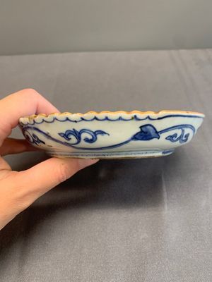 A Chinese blue and white shonzui ko-sometsuke dish with birds and calligraphy for the Japanese market, Fu 福 mark, Ming, 17th C. — photo 5