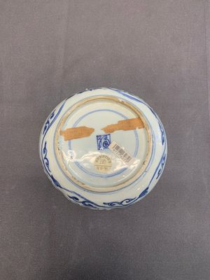 A Chinese blue and white shonzui ko-sometsuke dish with birds and calligraphy for the Japanese market, Fu 福 mark, Ming, 17th C. — photo 6