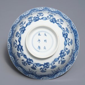 A Chinese blue and white 'Shou' bowl, Chenghua mark, Kangxi — photo 6