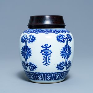 A Chinese blue and white 'Shou' jar, Kangxi — 照片 1