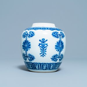 A Chinese blue and white 'Shou' jar, Kangxi — 照片 3