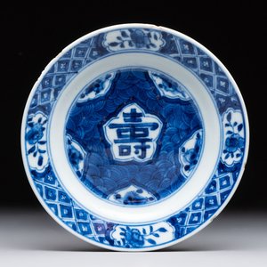 A Chinese blue and white 'shou' plate, Chenghua mark, Kangxi — 照片 1