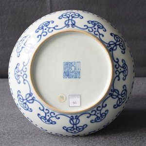 A Chinese blue and white 'shou' plate, Qianlong mark and of the period — photo 12