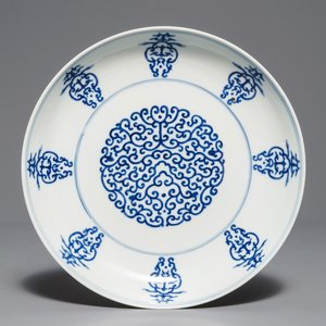 A Chinese blue and white 'shou' plate, Tongzhi mark, 19/20th C. — 照片 1