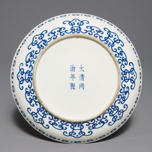 A Chinese blue and white 'shou' plate, Tongzhi mark, 19/20th C. — 照片 2