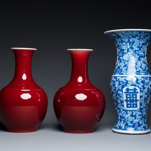 A Chinese blue and white 'Shou' vase with butterflies and a pair of sang-de-boeuf-glazed bottle vases, 19/20th C. — photo 2