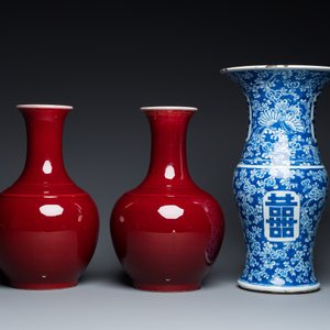 A Chinese blue and white 'Shou' vase with butterflies and a pair of sang-de-boeuf-glazed bottle vases, 19/20th C. — photo 4