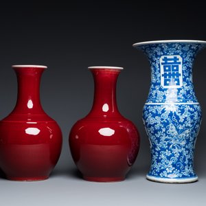 A Chinese blue and white 'Shou' vase with butterflies and a pair of sang-de-boeuf-glazed bottle vases, 19/20th C. — photo 5