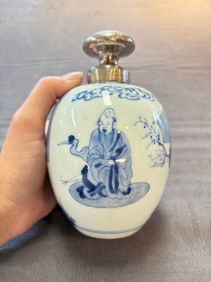 A Chinese blue and white 'Shoulao' tea caddy with silver mount and cover, Chenghua mark, Kangxi — foto 1