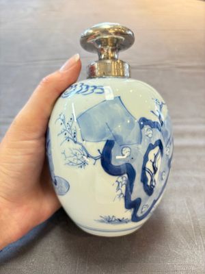 A Chinese blue and white 'Shoulao' tea caddy with silver mount and cover, Chenghua mark, Kangxi — foto 2